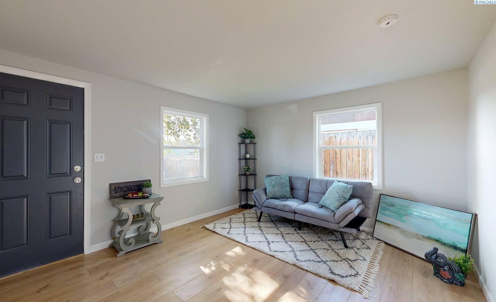 Property Photo:  603 E 10th Avenue  WA 99336 