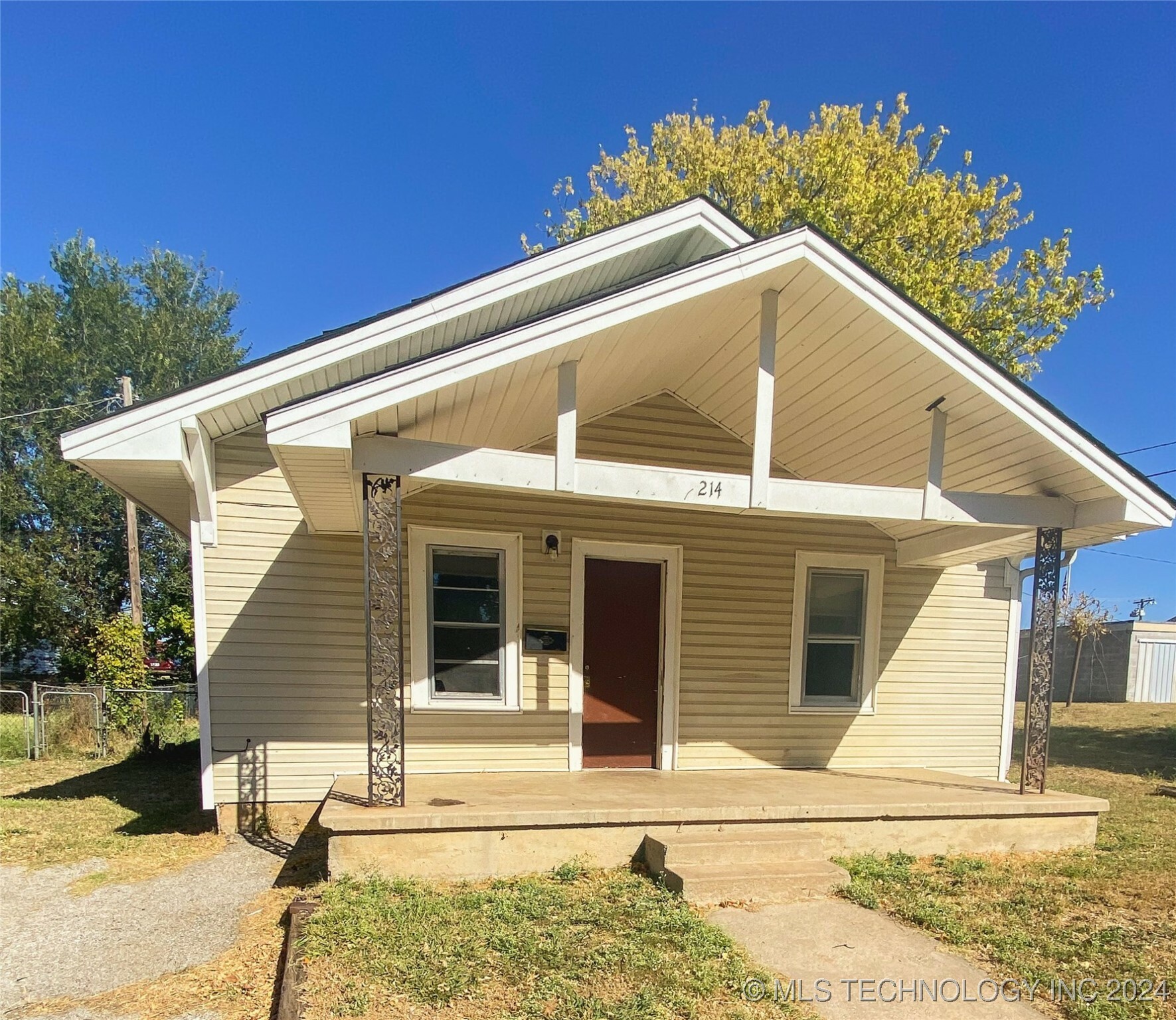 Property Photo:  214 E 2nd Street  OK 74023 