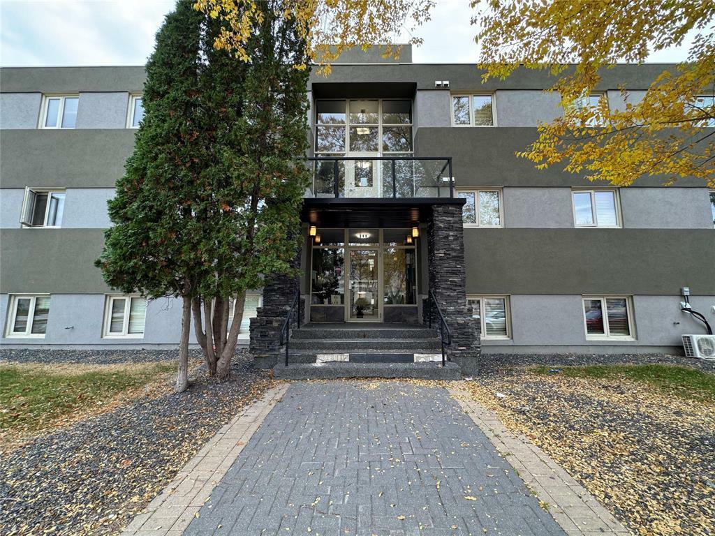 Property Photo:  100 Killarney Avenue  MB R3T 3B2 