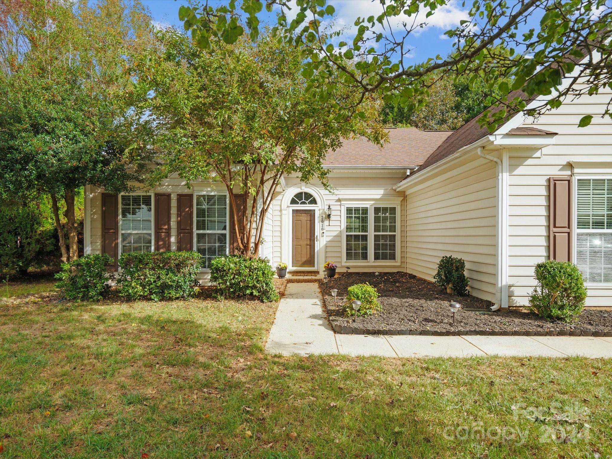 Property Photo:  2010 Fairburn Court  SC 29708 