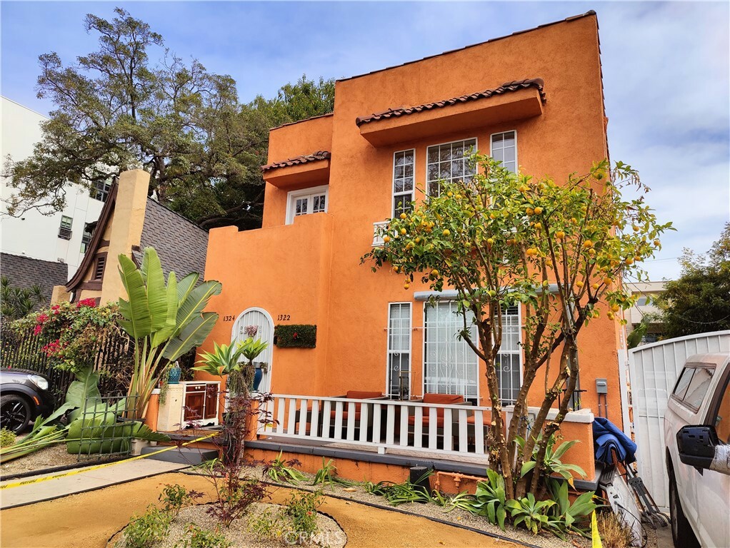 Property Photo:  1322 N Formosa Avenue  CA 90046 