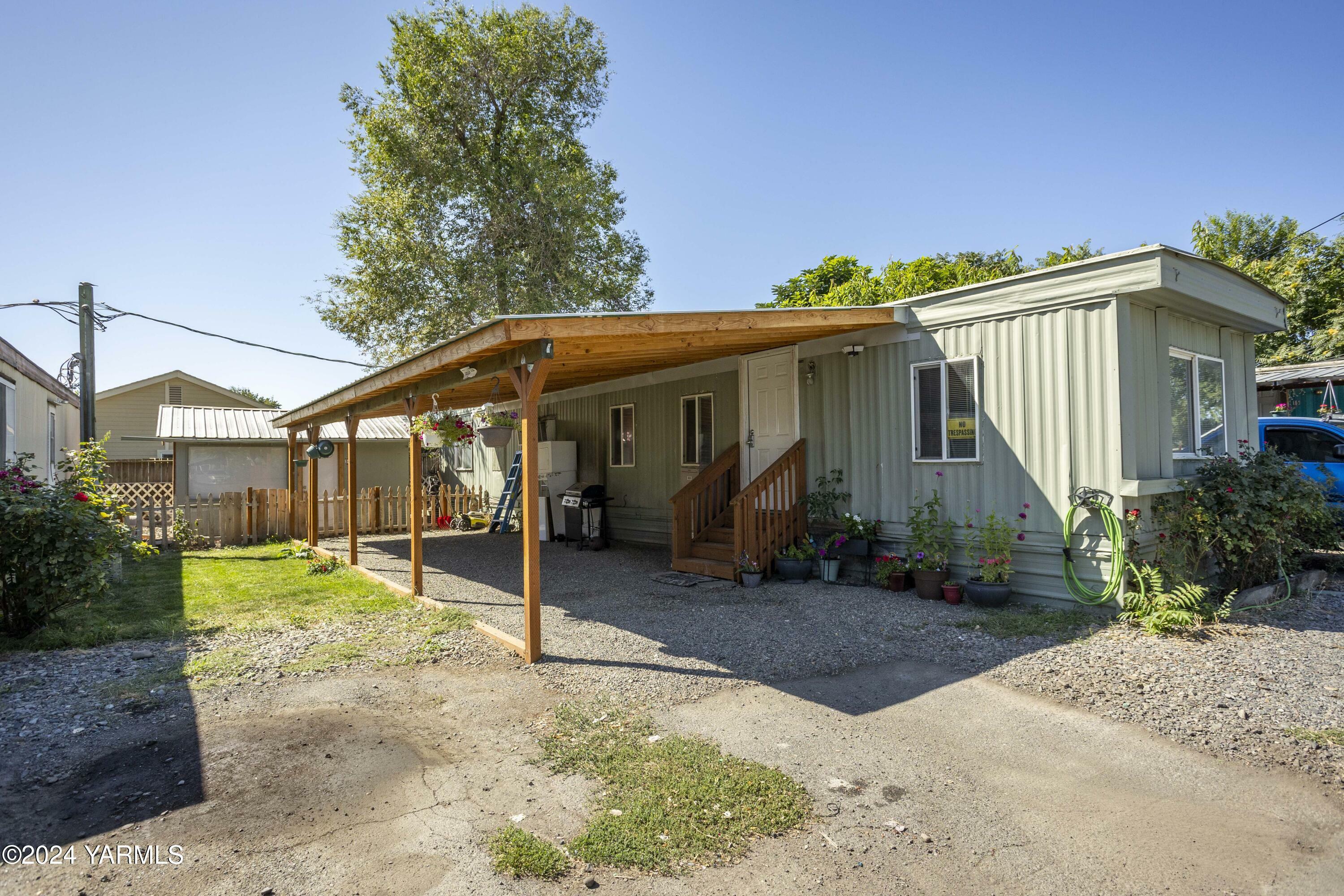 Property Photo:  1304 E Alder St 14  WA 98901 