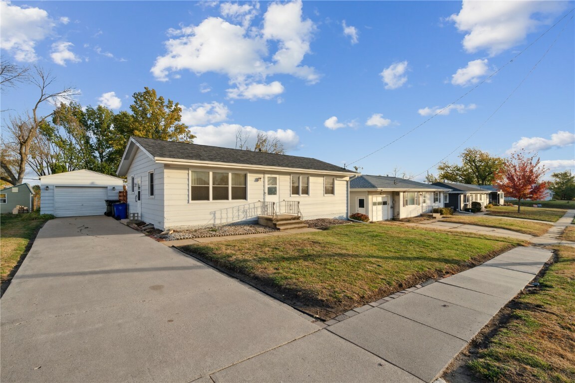 Property Photo:  32 29th Ave SW  IA 52404 