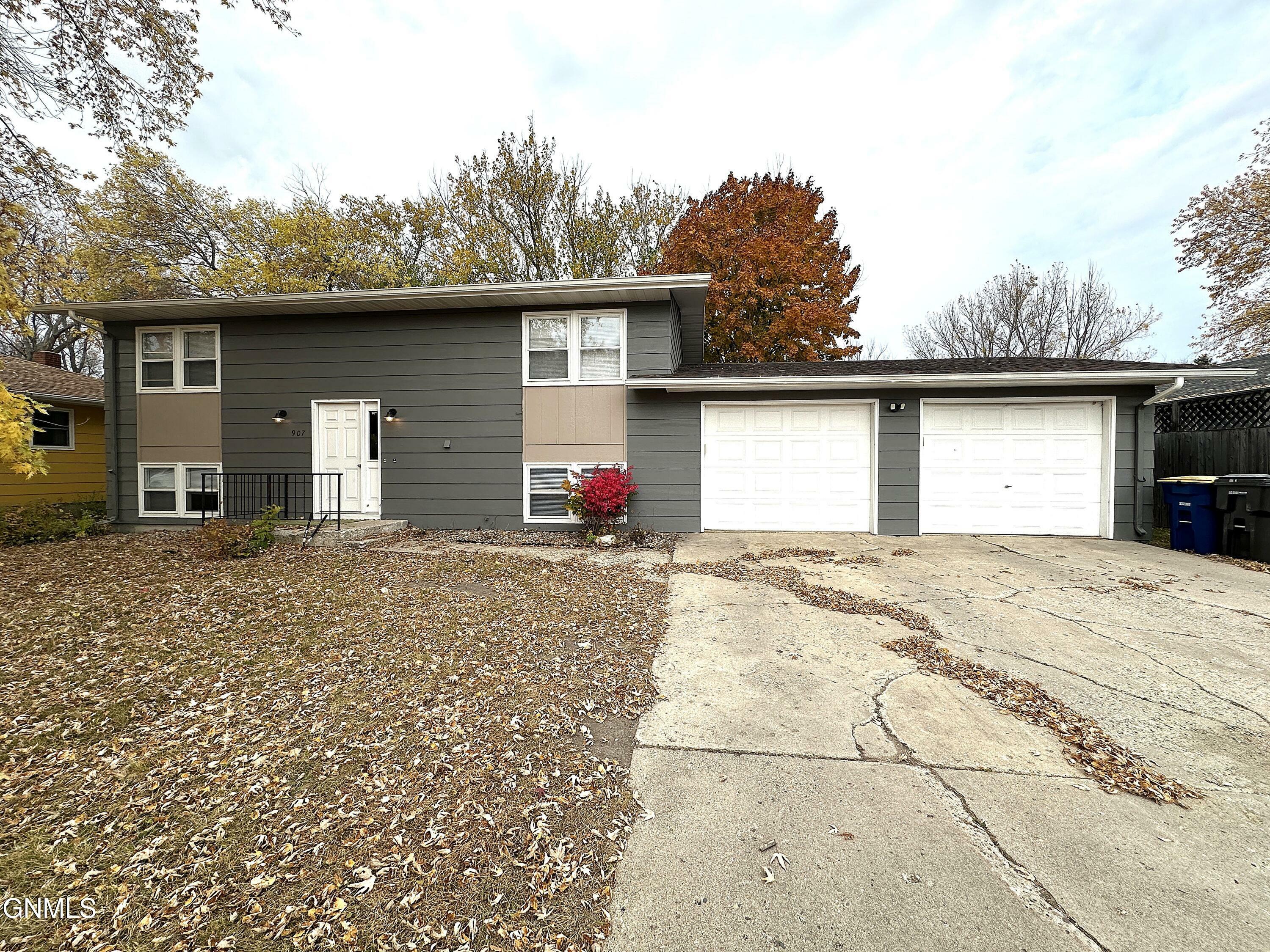 Property Photo:  907 11th Avenue NE  ND 58401 