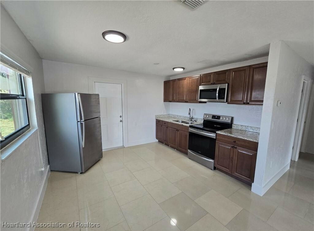 Property Photo:  517 Las Palmas Circle  FL 33825 