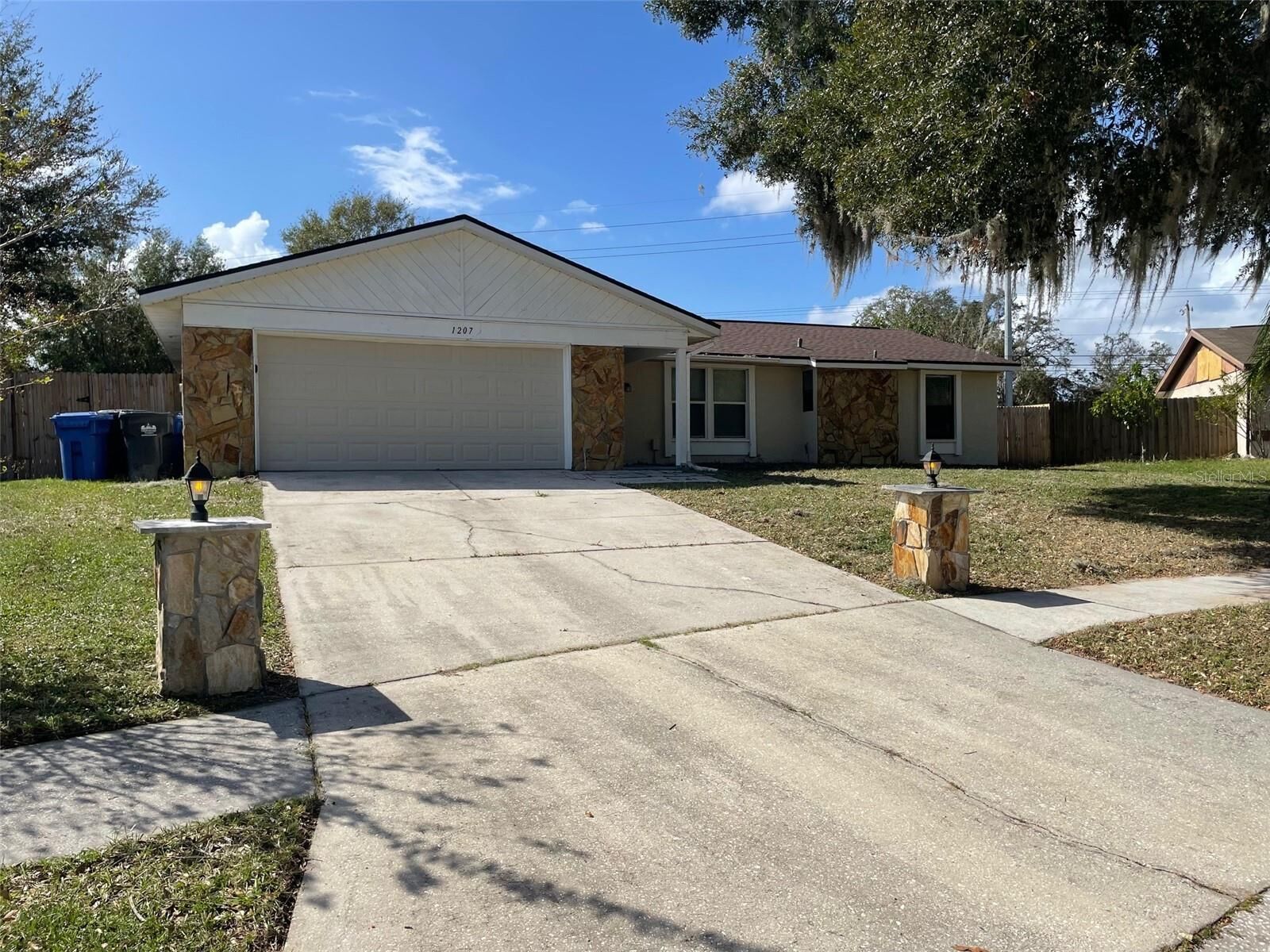 Property Photo:  1207 Piney Branch Circle  FL 33594