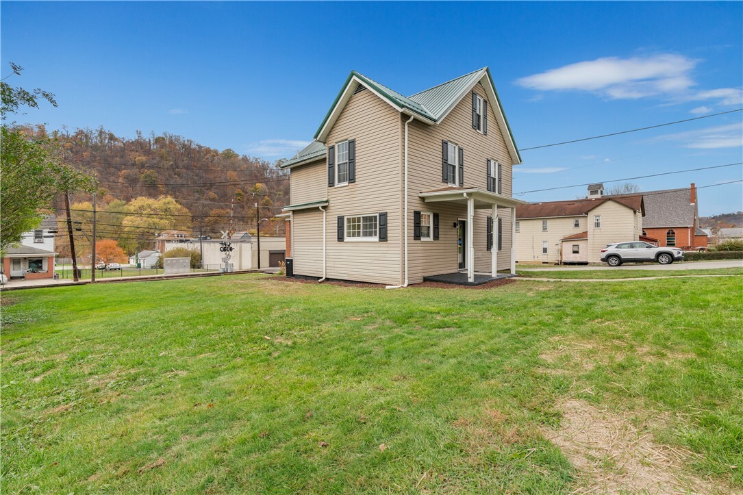 Property Photo:  403 3rd Ave  PA 15083 