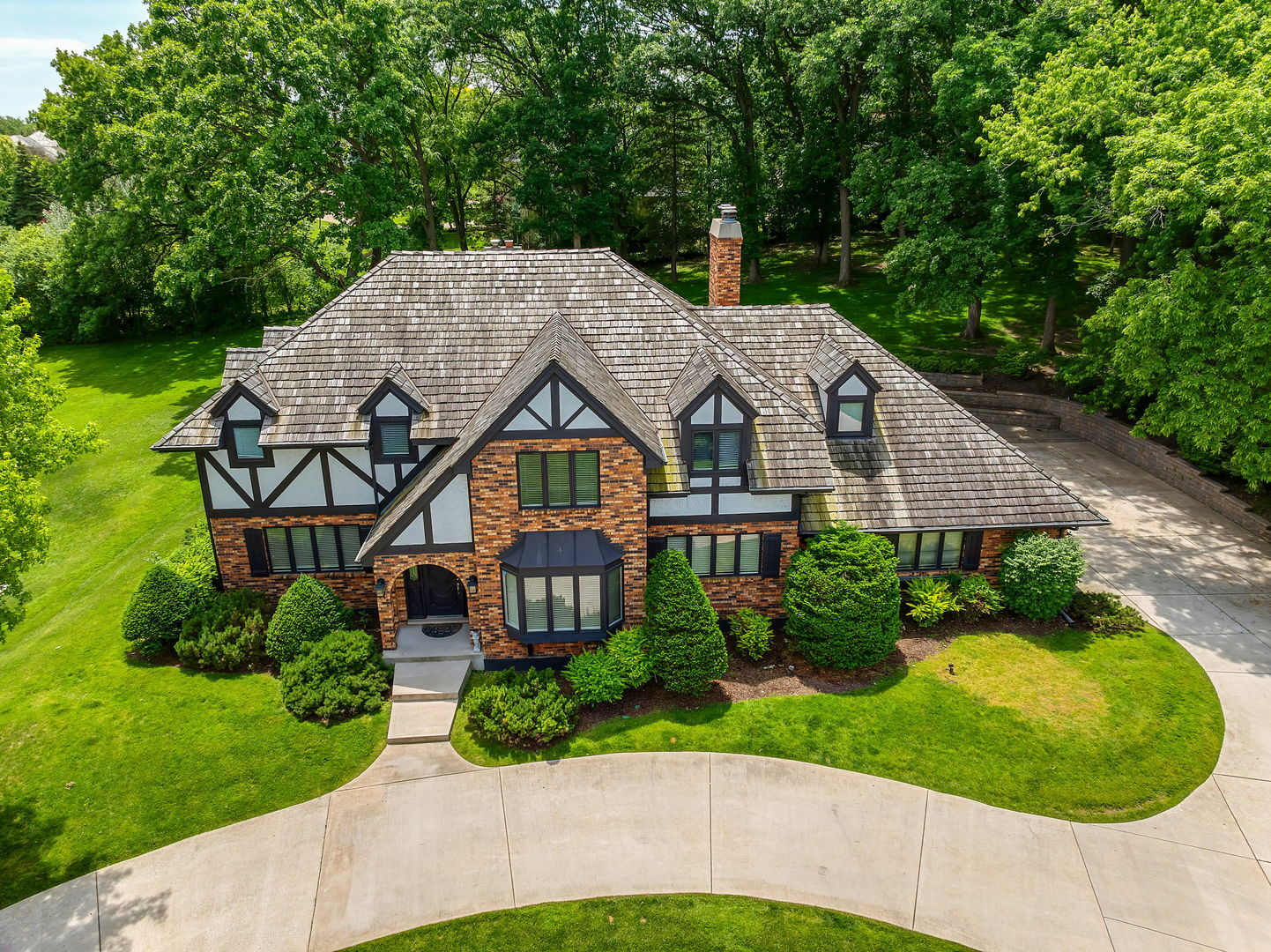 Property Photo: 703 Midwest Club Parkway IL 60523