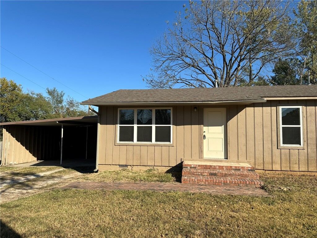 Property Photo:  803 E Greenfield Street  AR 72756 