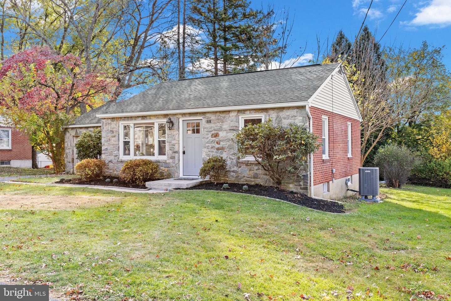 Property Photo:  318 Dahlia Road  PA 17602 