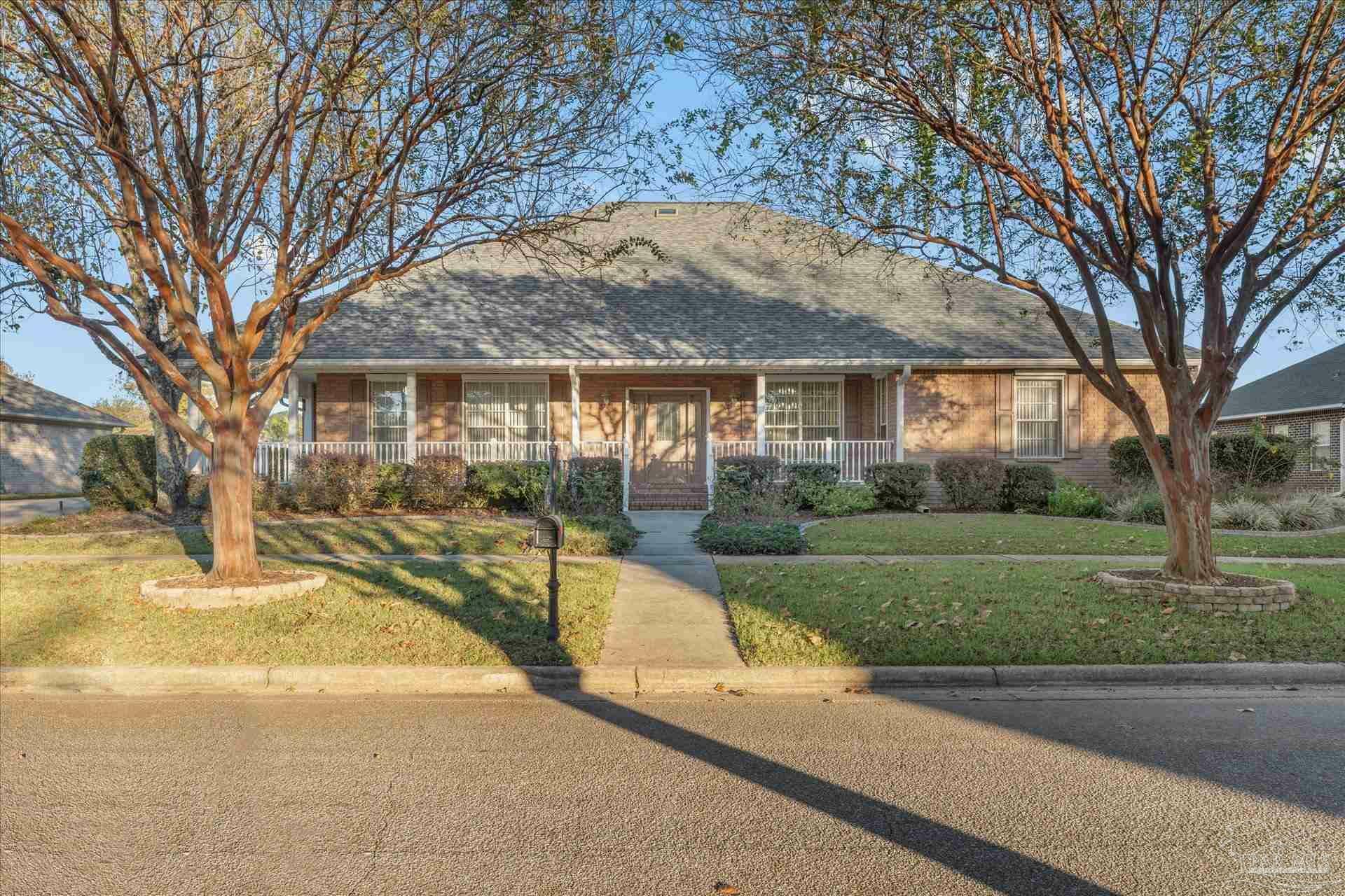 Property Photo: 412 Mayberry St FL 32533