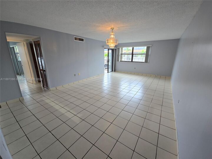 540 W Park Dr 203  Miami FL 33172 photo