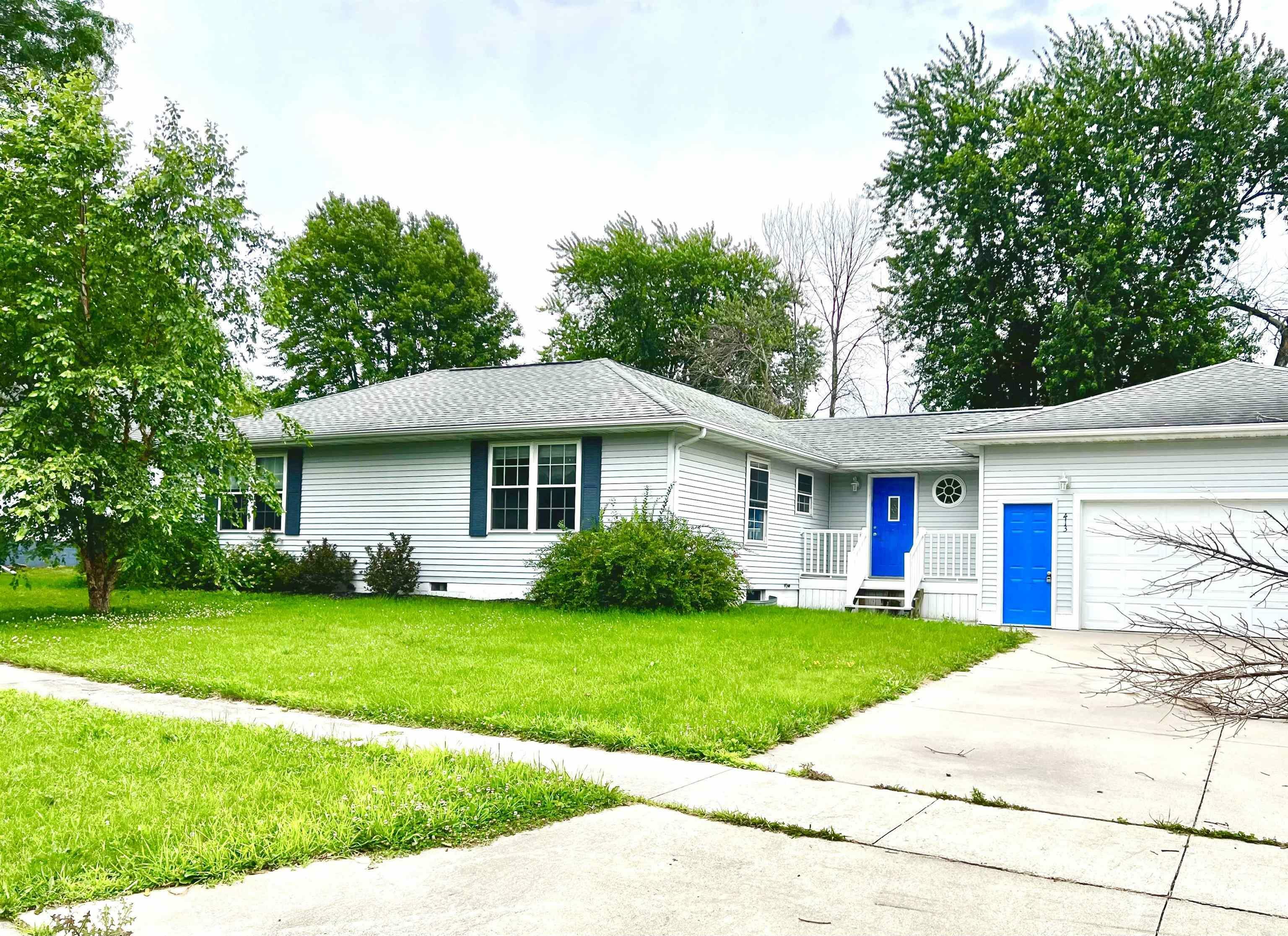 Property Photo:  413 6th Ave SE  IA 50662 