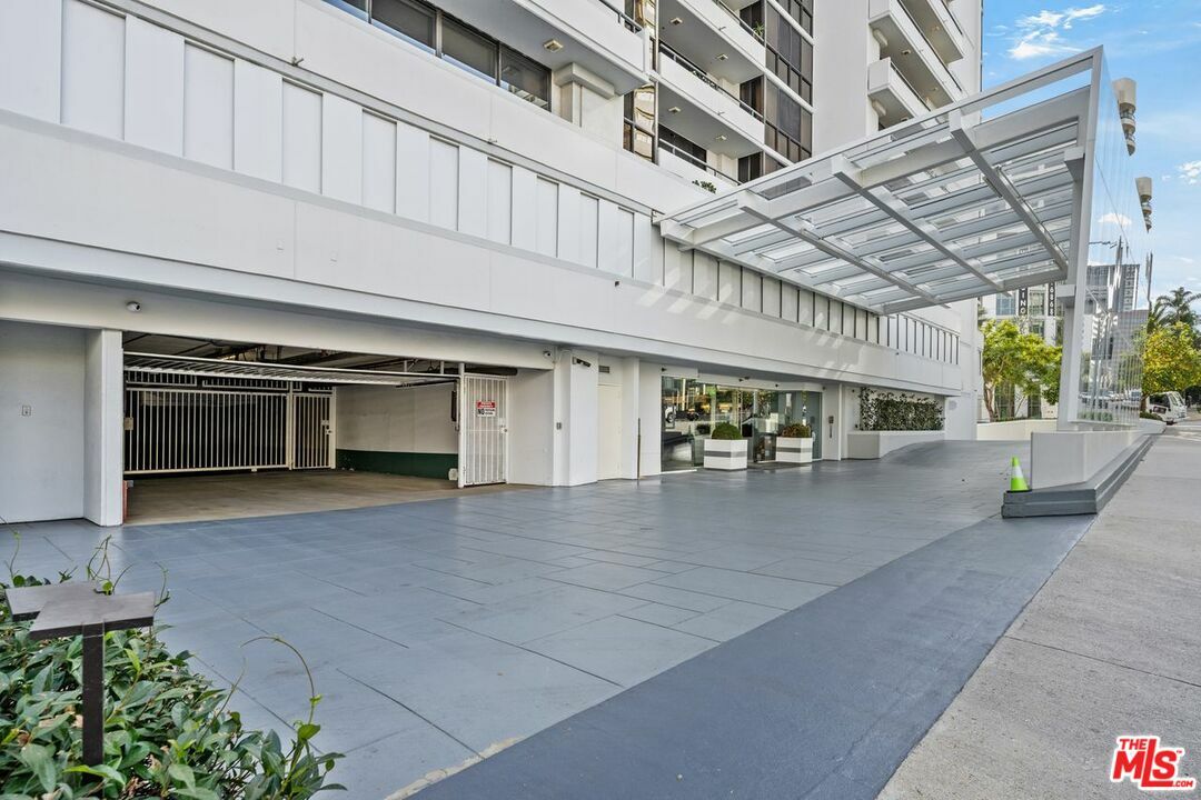 Property Photo:  10660   Wilshire Blvd 1102  CA 90024 