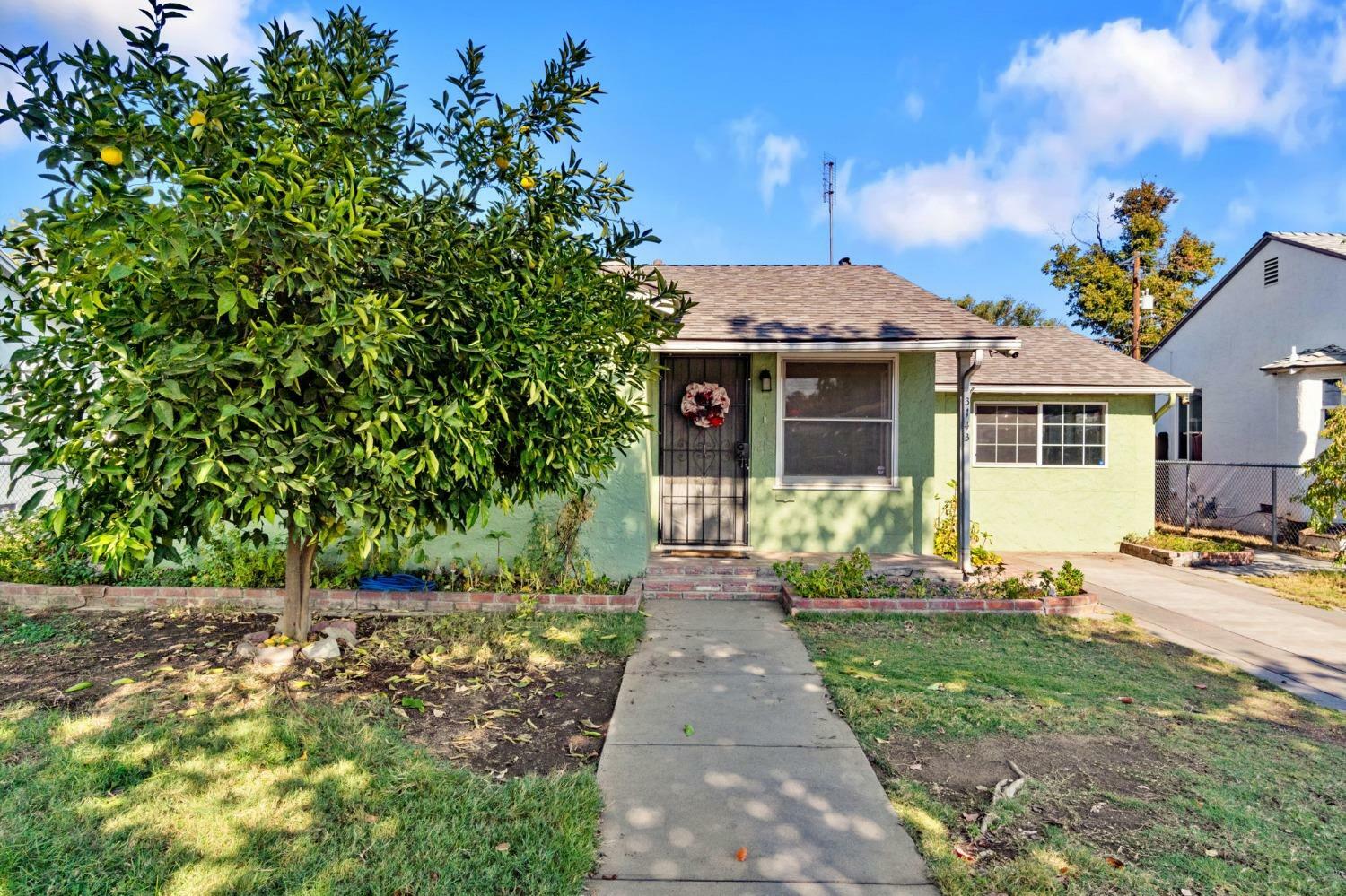 Property Photo:  3143 E Lamona Avenue  CA 93703 