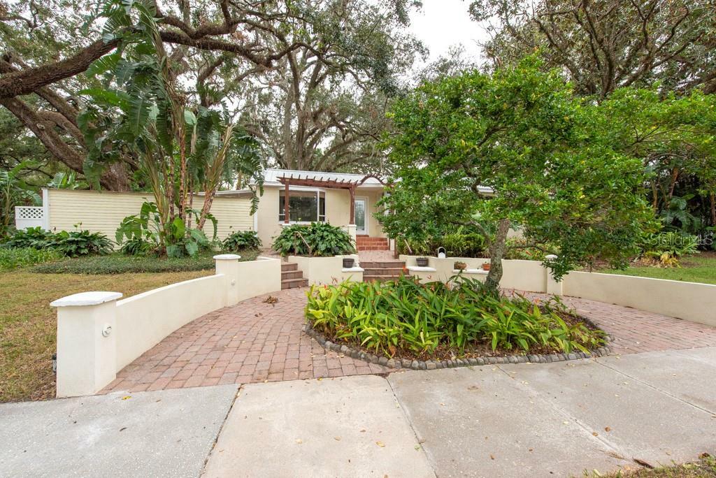 Property Photo: 1311 E Park Circle FL 33604