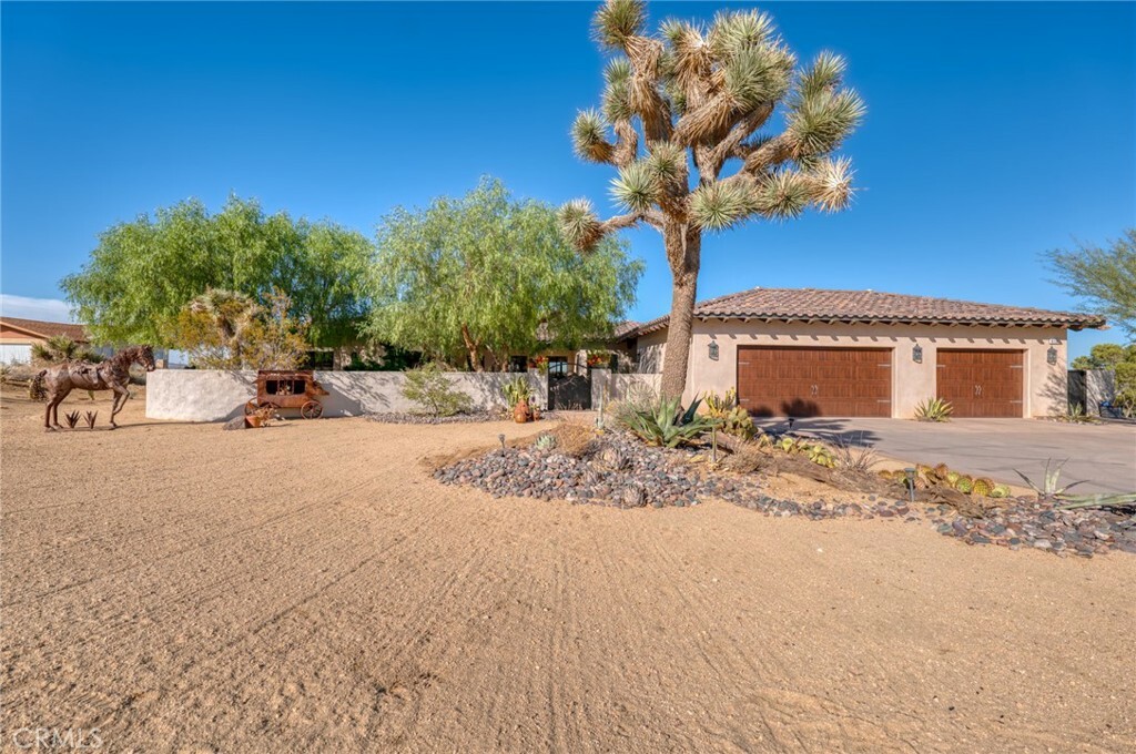 Property Photo: 61138 Onaga Trail CA 92252