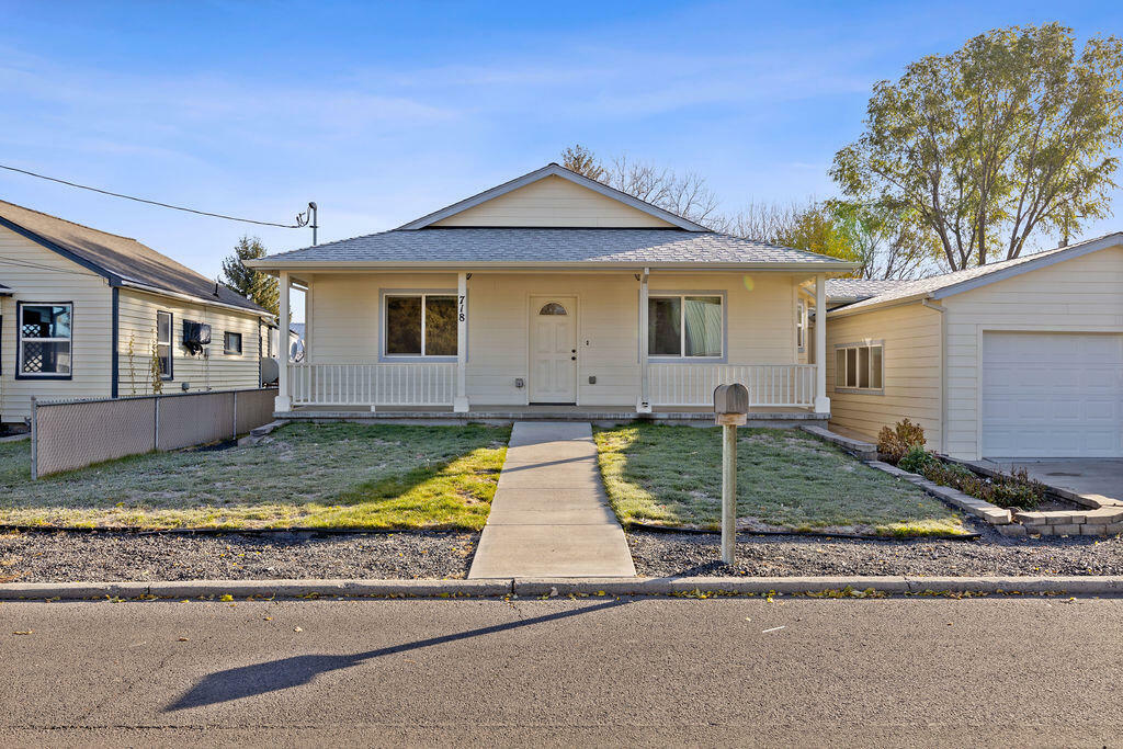 Property Photo:  718 NW Deer Street  OR 97754 