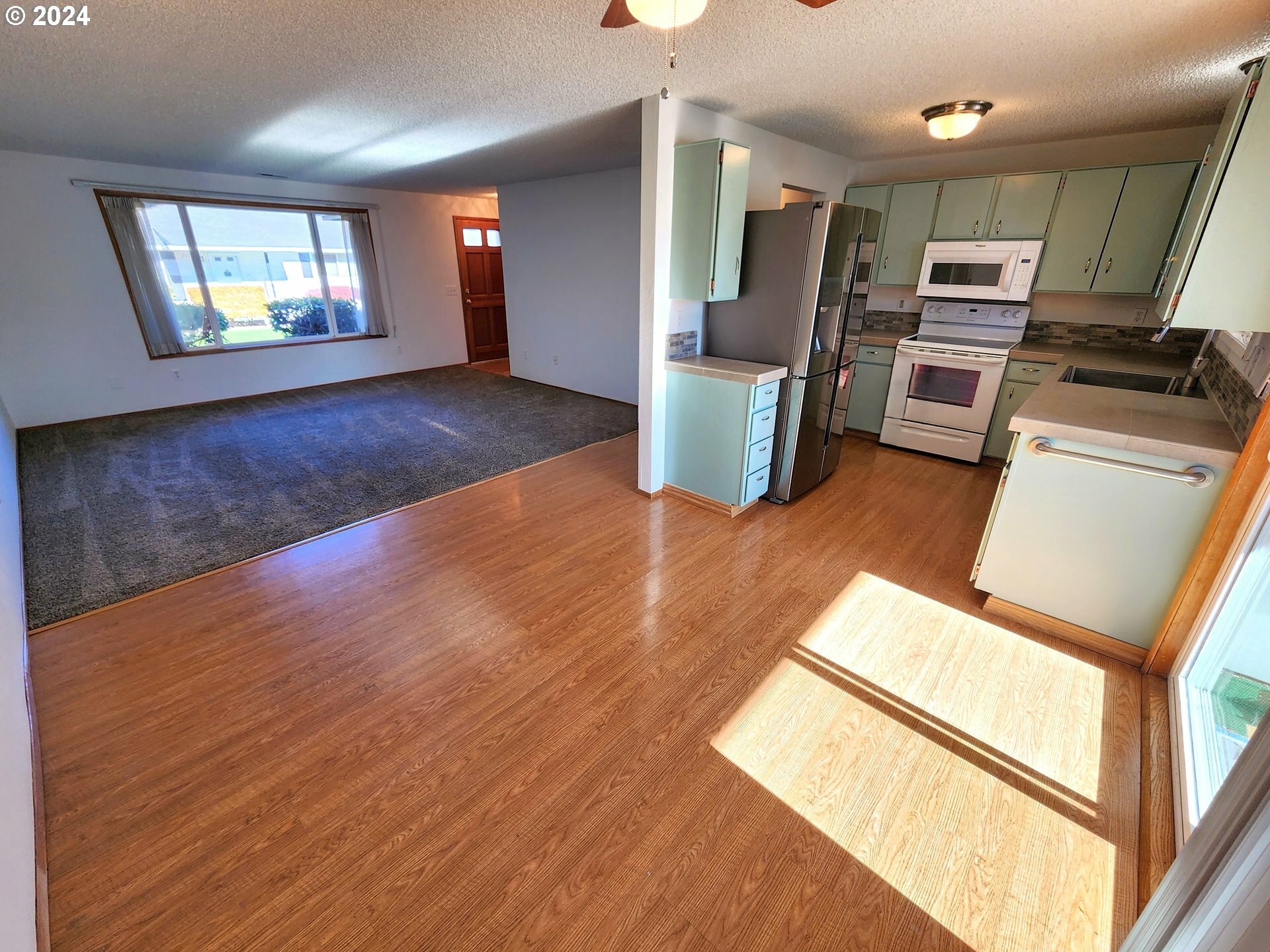 Property Photo:  861 NE Fleming Ave B11  OR 97030 