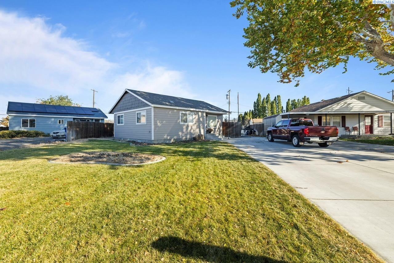 Property Photo:  910 Sanford Ave  WA 99352 