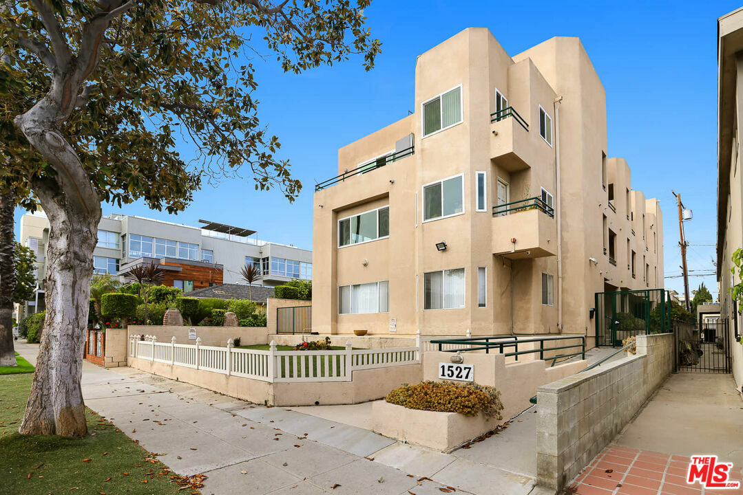 Property Photo:  1527   9th St 202  CA 90401 