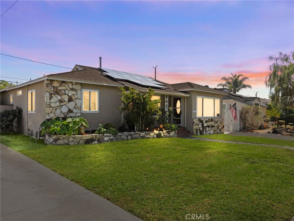 Property Photo:  2224 N Valley Street  CA 91505 