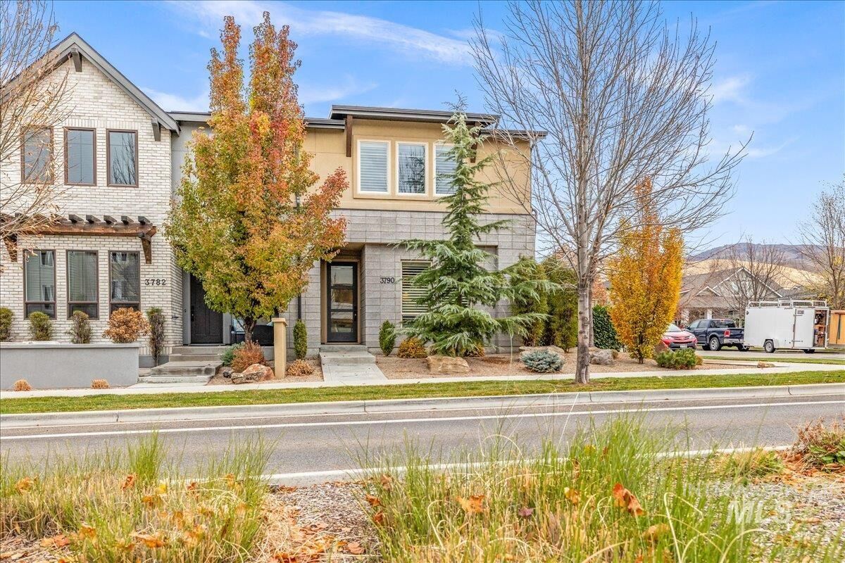 Property Photo: 3790 E Parkcenter Blvd ID 83716