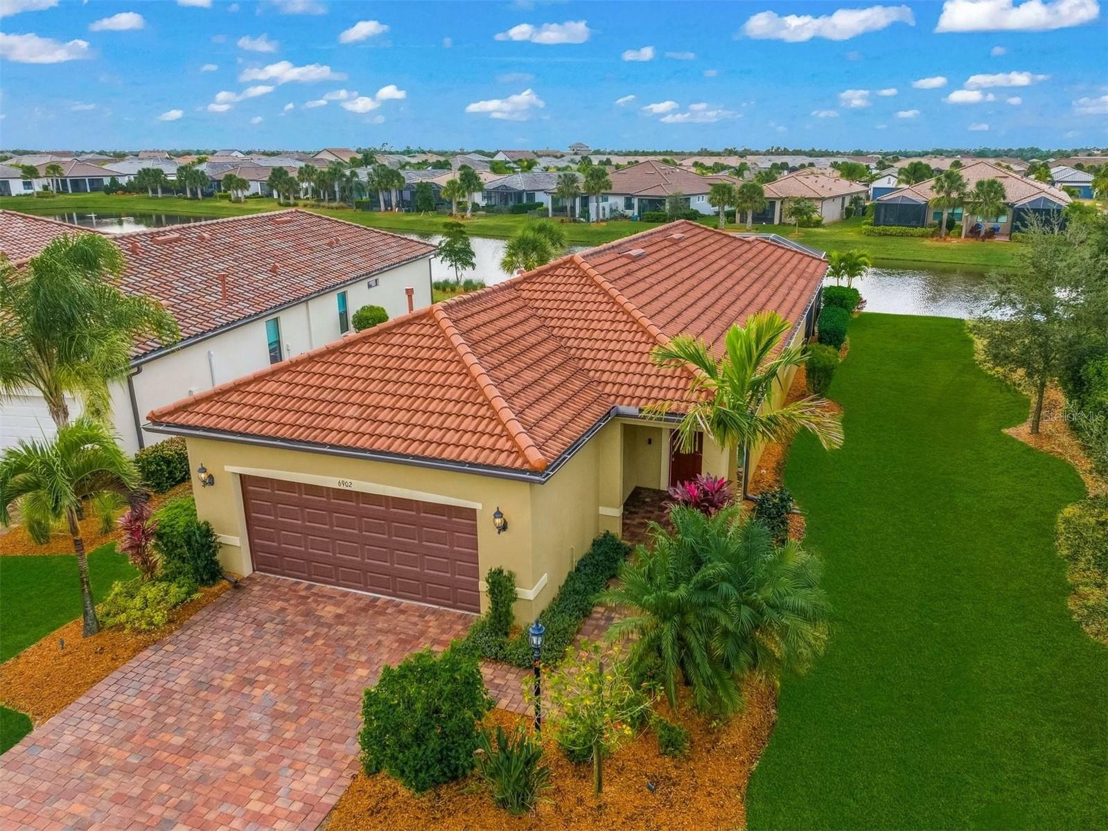 Property Photo:  6902 Hanover Court  FL 34202 