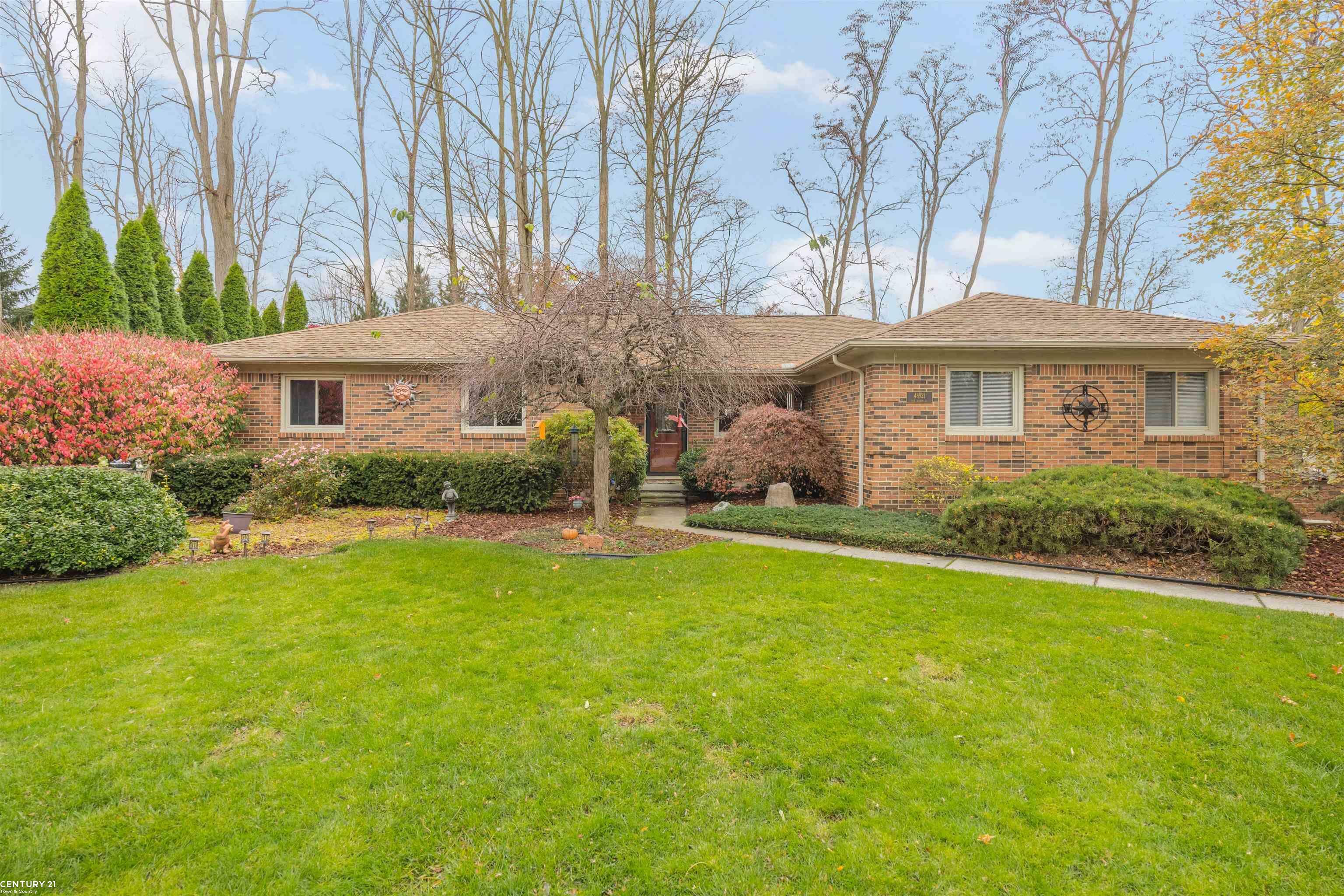 Property Photo:  48921 Oak Arbor Court  MI 48317 