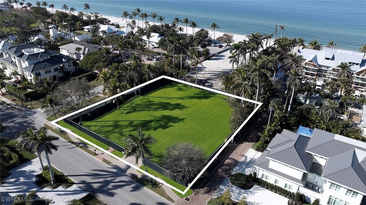 Property Photo:  670 Gulf Shore Boulevard S  FL 34102-8635