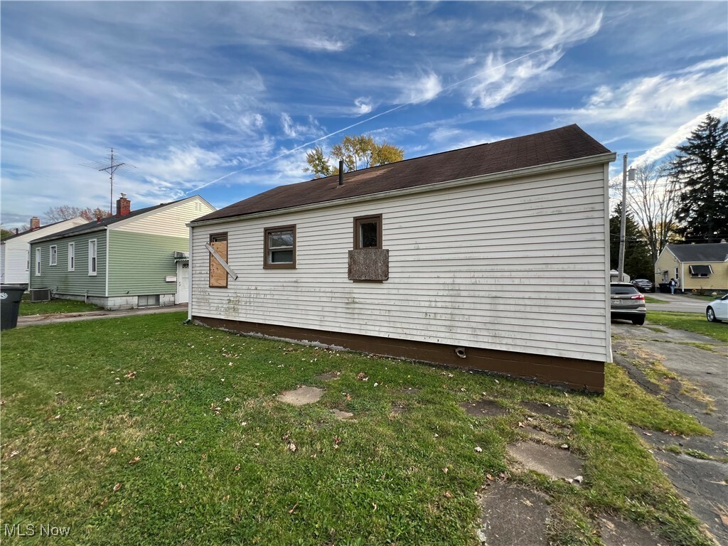 Property Photo:  2773 Burton Street SE  OH 44484 