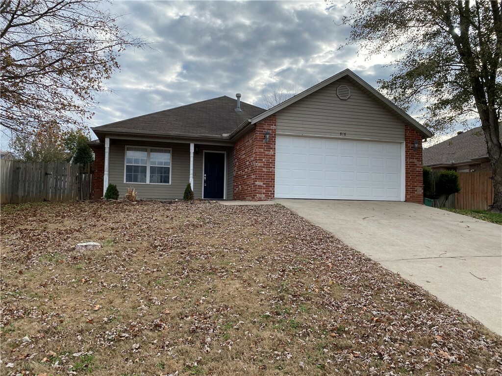 Property Photo:  818 Eastview Drive  AR 72701 