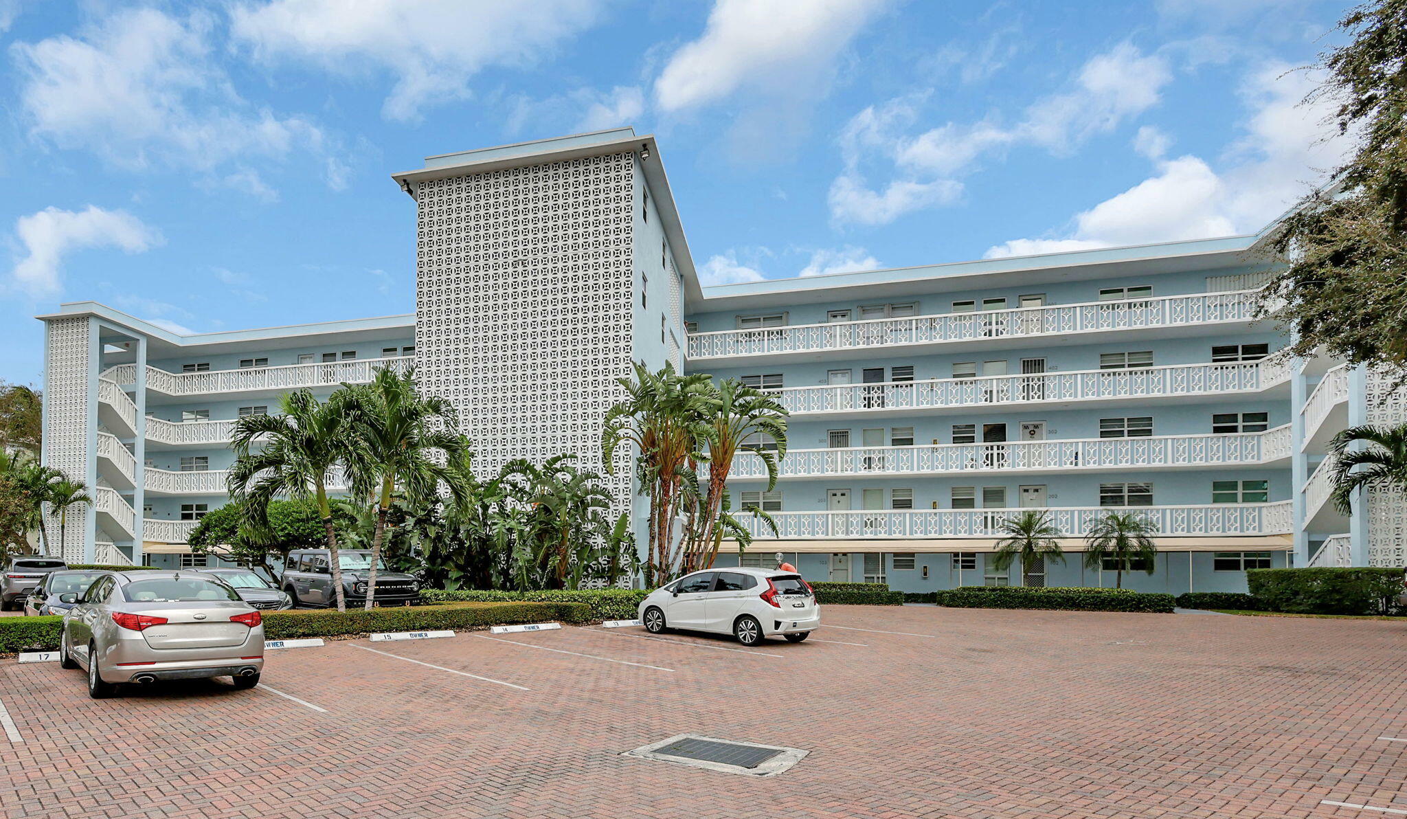 Property Photo:  60 Yacht Club Drive 106  FL 33408 