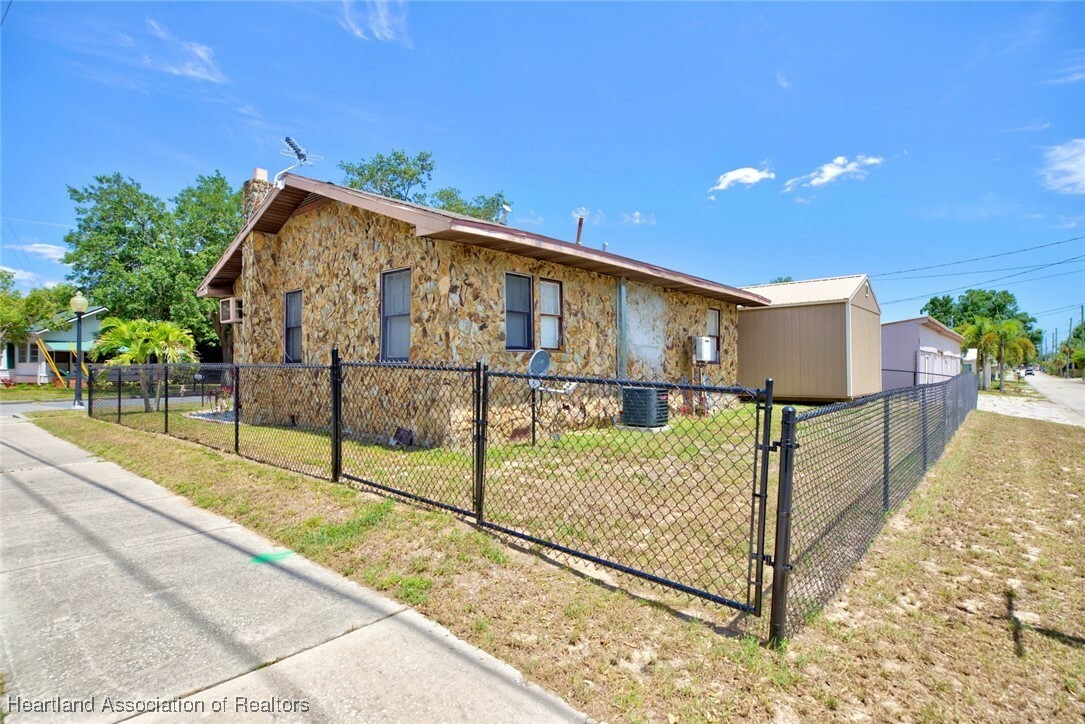 Property Photo:  351 N Commerce Avenue  FL 33870 