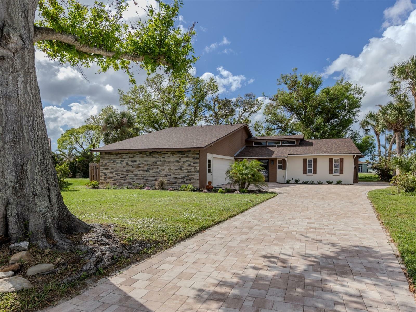 Property Photo:  1141 Sleepy Hollow Court  FL 34285 