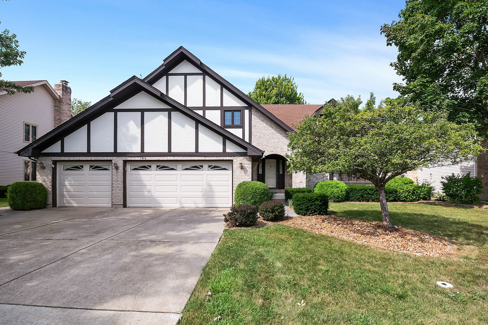 Property Photo:  1516 Burberry Lane  IL 60173 