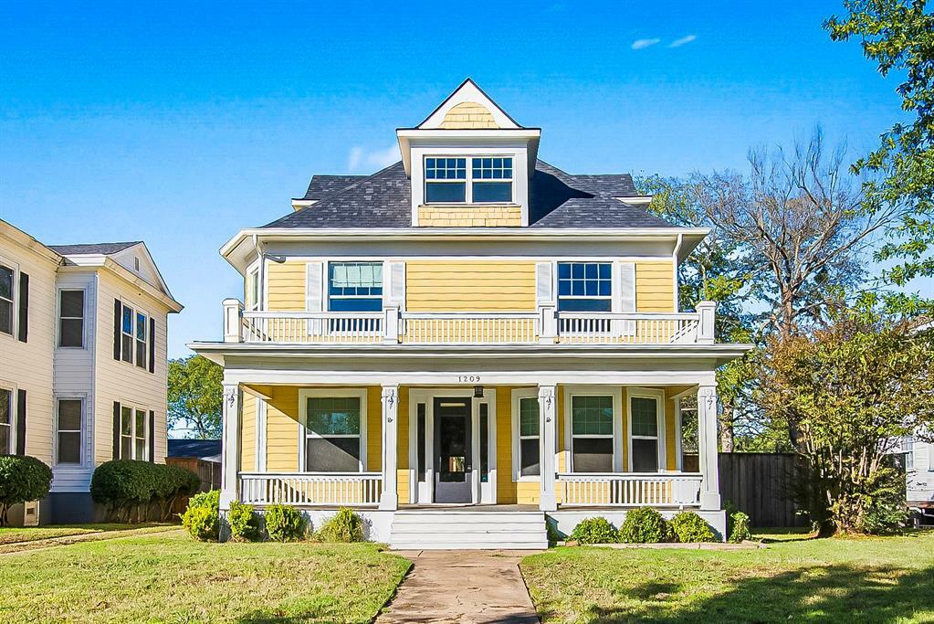 Property Photo: 1209 W Gandy Street TX 75020
