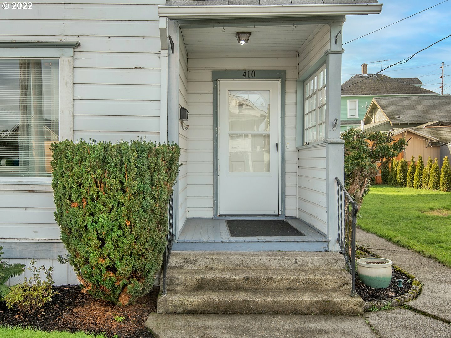 Property Photo:  410 4th St  OR 97045 