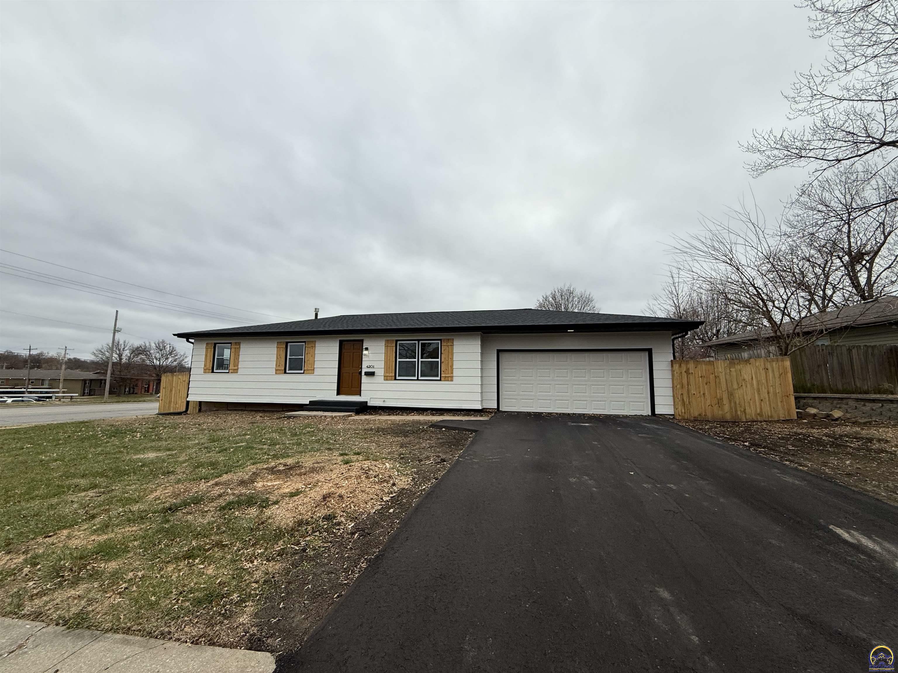 Property Photo:  4201 SW 30th St  KS 66614 