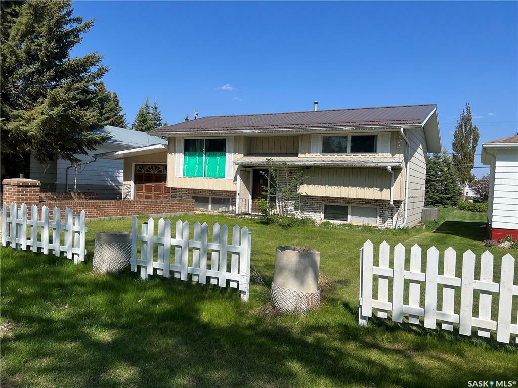 Property Photo:  228 Katherine Avenue N  SK S0E 1H0 