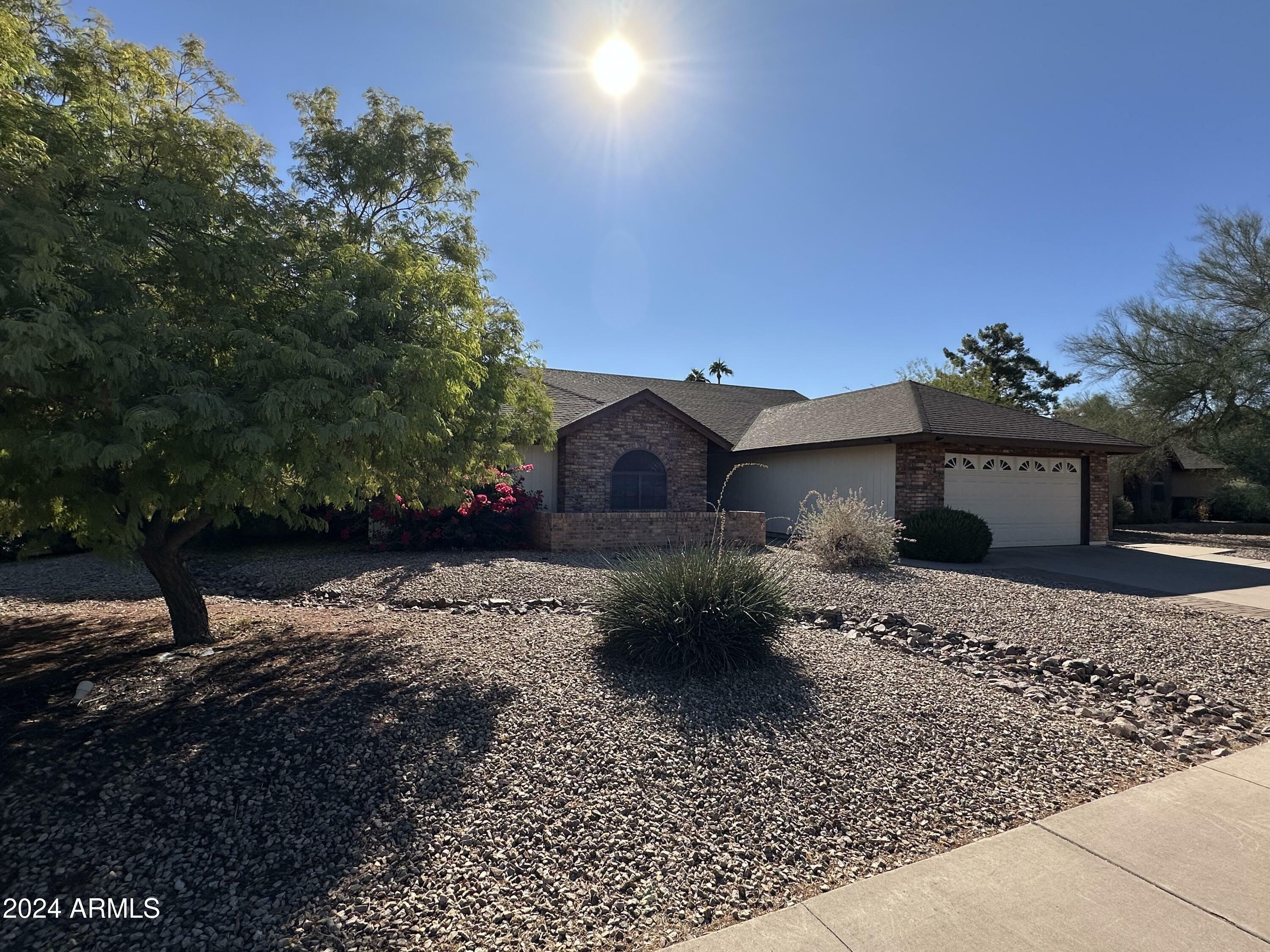 Property Photo:  1237 N Kenneth Place  AZ 85226 