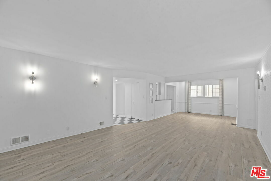 Property Photo:  332 S Elm Dr #1  CA 90212 