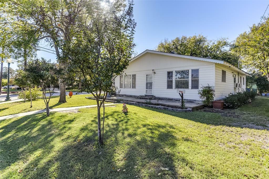 Property Photo:  422 Smith Street  TX 76051 