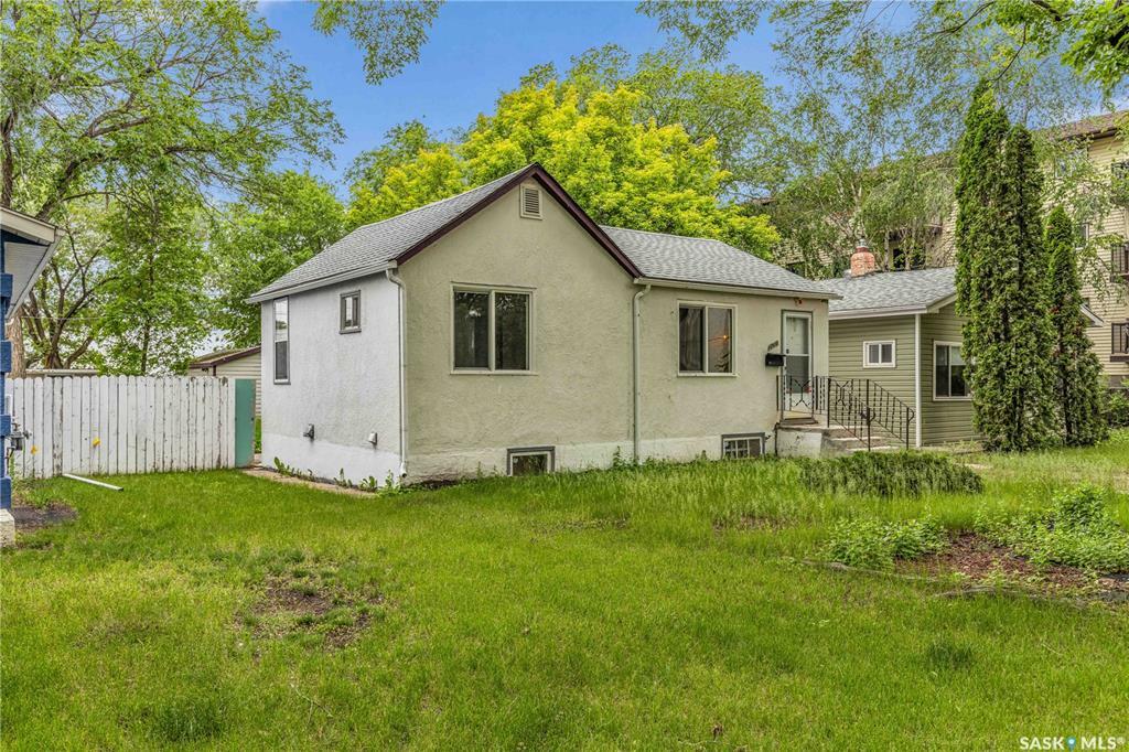 Property Photo:  1018 9th Street E  SK S7H 0N2 