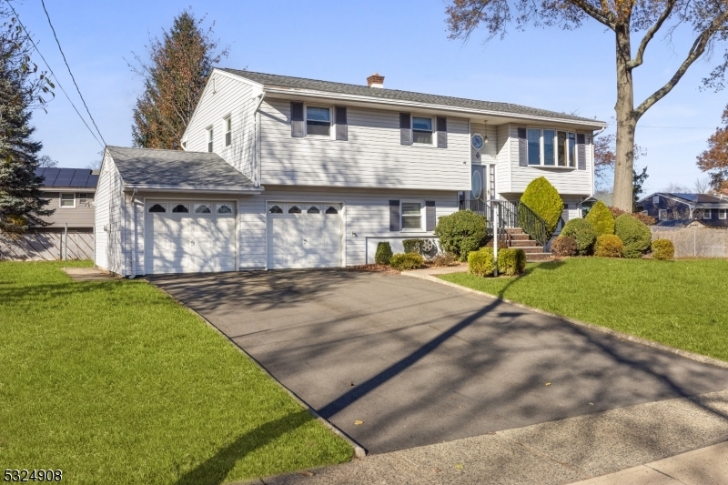 Property Photo:  6 Lund Ct  NJ 08854 