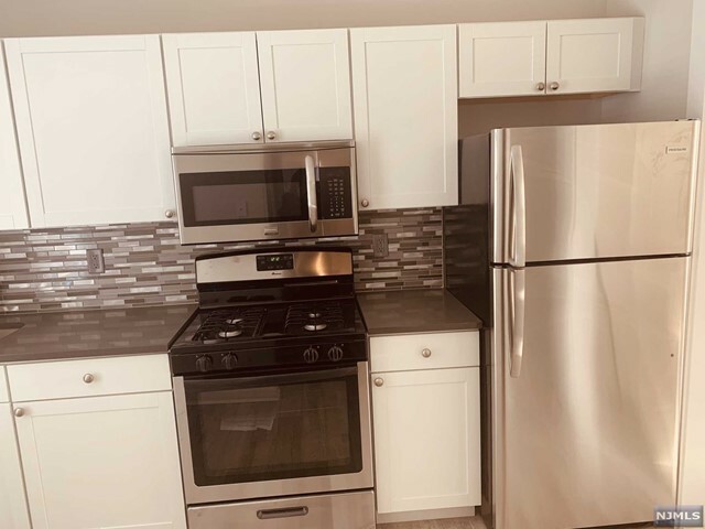 Property Photo:  122 Clinton Place 3rd Floor #6  NJ 07073 