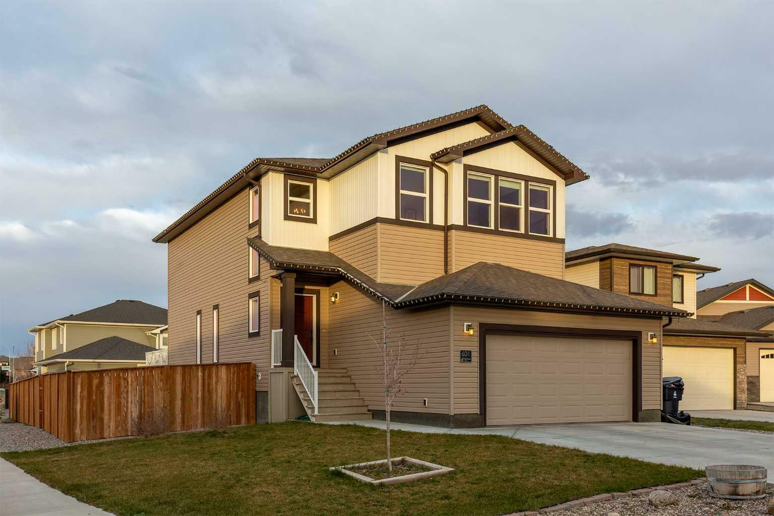 Property Photo:  601 Bluebell Bay W  AB T1J 5S5 