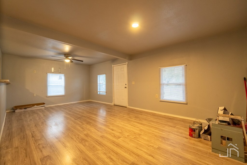 Property Photo:  23 E Ave I  TX 76903 