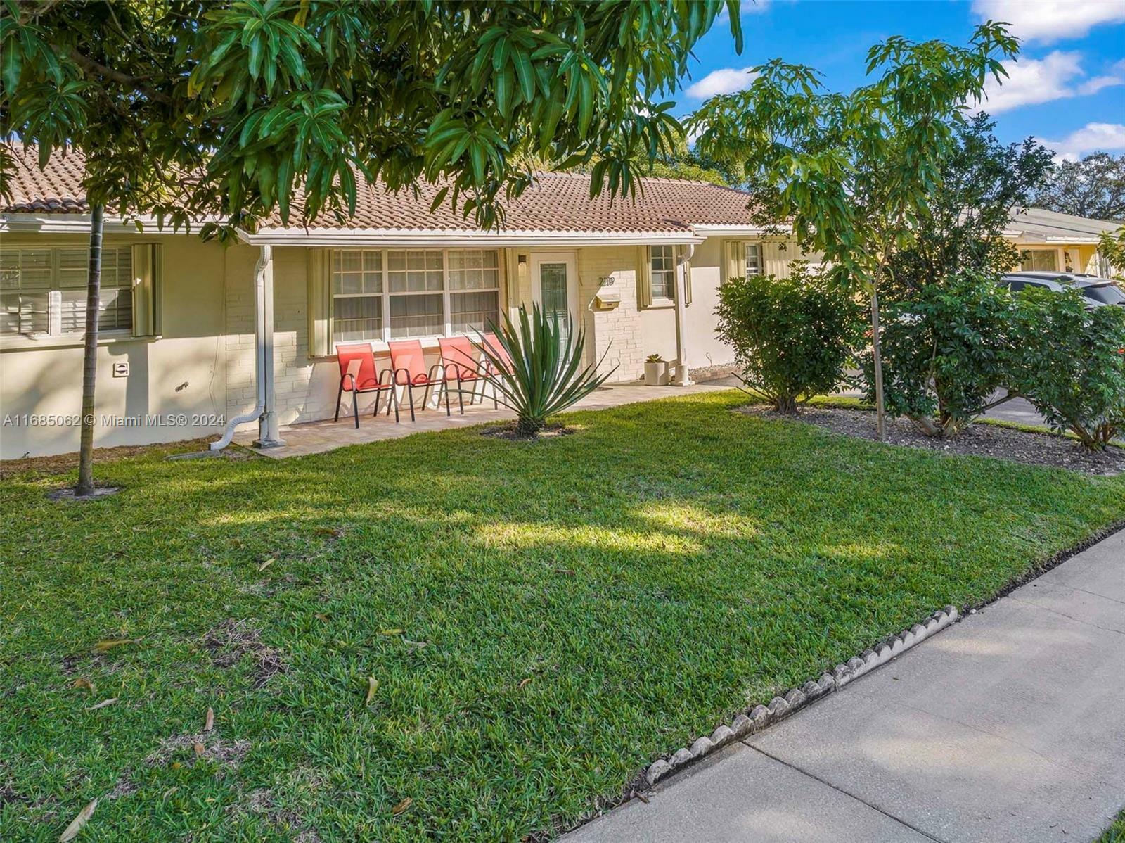 Property Photo:  2219 N 35th Ave  FL 33021 