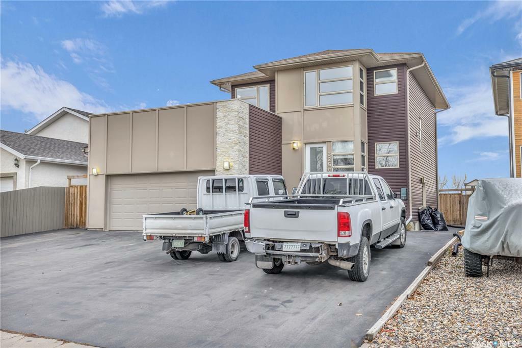 Property Photo:  3250 37th Street W  SK S7L 7J3 